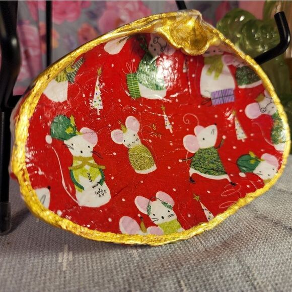 DECOUPAGE CLAM SHELL DECOUPAGE CHRISTMAS MICE ON A CLAM SHELL TRINKET DISH - Picture 2 of 11